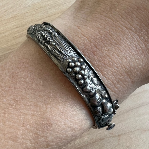 Vintage Art Nouveau Flowers Repousse 925 Sterling Silver hinged bangle bracelet - Picture 4 of 13